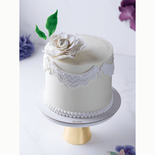 Fondant off-white lace cake